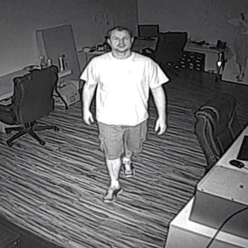 CCTV dengan Infra Merah untuk pengawasan malam hari di kantor.