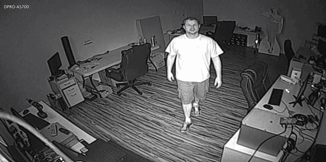 CCTV dengan Infra Merah untuk pengawasan malam hari di kantor.