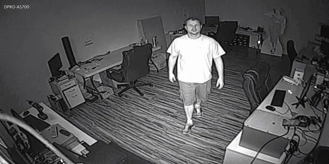CCTV dengan Infra Merah untuk pengawasan malam hari di kantor.